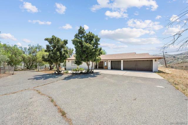 9231 Gawn Trl, Moreno Valley CA: https://media.crmls.org/mediaz/54f8c114-7665-40b4-a74a-97a23e372798.jpg