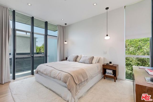 825 N Kings Road, West Hollywood CA: https://media.crmls.org/mediaz/54f92733-c68d-4420-9219-1a74ae810cef.jpg