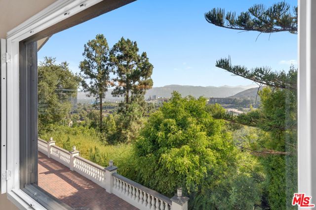 3200 Oakley Drive, Los Angeles CA: https://media.crmls.org/mediaz/54f94949-3ffe-419a-9249-9110070d3d29.jpg