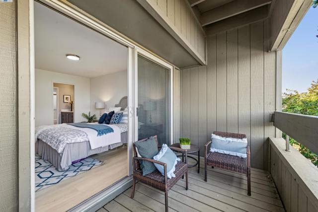 1026 Trellis Ln, Alameda CA: https://media.crmls.org/mediaz/54f9dc01-62e2-4b24-95d6-275b82579f83.jpg