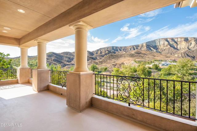 2462 Lost Canyons Drive, Simi Valley CA: https://media.crmls.org/mediaz/54fa2f21-0208-4fd4-bafe-609f69638c46.jpg