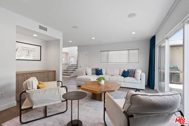 8107 Yorktown Avenue, Los Angeles CA: https://media.crmls.org/mediaz/54fa5312-d245-4bb2-a6f6-ecdc40486c74.jpg