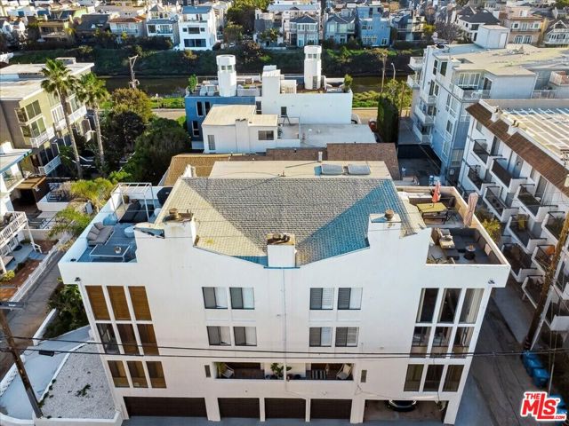 14 Mast Street, Marina del Rey CA: https://media.crmls.org/mediaz/54fa782a-56d9-4634-bc9e-c928284bc099.jpg