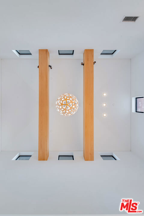 https://media.crmls.org/mediaz/54fac1f8-183b-4696-8879-b6f17ccb3526.jpg?preset=X-Large
