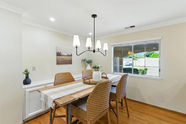 2188 Yorkshire Way, Mountain View CA: https://media.crmls.org/mediaz/54fadd48-3379-48db-83ae-f7385dc599c1.jpg
