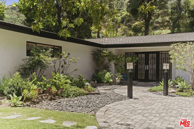 8630 Allenwood Road, Los Angeles CA: https://media.crmls.org/mediaz/54faea5d-6f40-4823-a982-aac7ae0c8fca.jpg