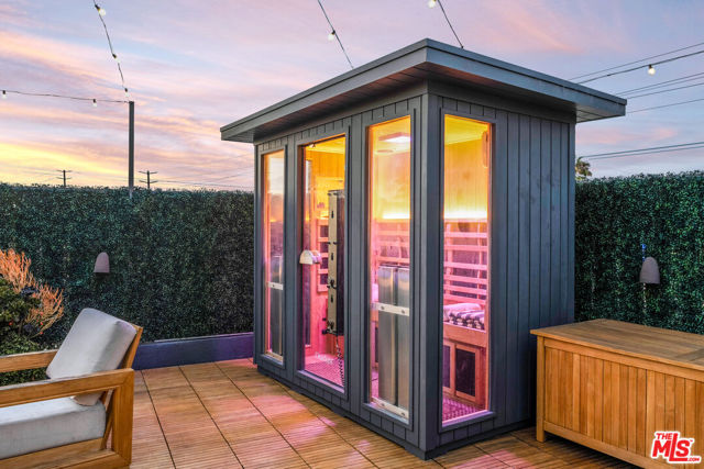 2513 Lincoln Boulevard, Venice CA: https://media.crmls.org/mediaz/54faf03e-5646-4f2a-befc-1ce7638e50b0.jpg