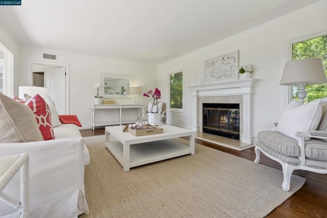 1087 Rahara Dr, Lafayette CA: https://media.crmls.org/mediaz/54fb152d-8524-417c-b2ef-8fba1d80e802.jpg