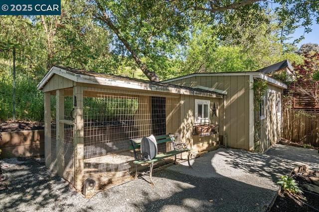 390 Castello Rd, Lafayette CA: https://media.crmls.org/mediaz/54fc31a0-4111-49bc-acca-e64bb65879cb.jpg