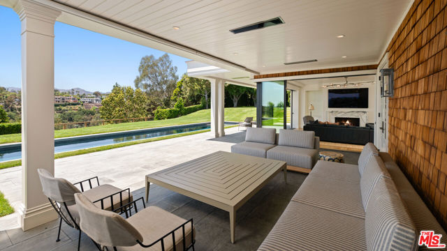 525 Spoleto Drive, Pacific Palisades CA: https://media.crmls.org/mediaz/54fcd4fc-1e21-49a0-aeef-69013ee7cb7c.jpg
