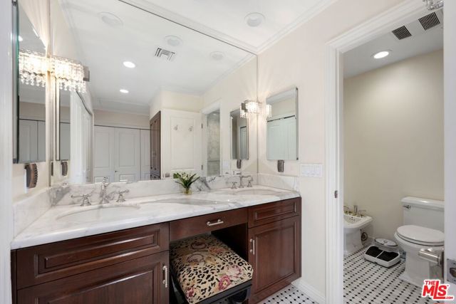 645 Wilcox Avenue, Los Angeles CA: https://media.crmls.org/mediaz/54fcddc8-7b67-43a2-8f5c-151b8dd6ccde.jpg