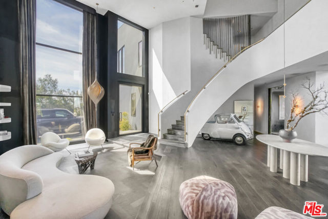 9152 Janice Place, Beverly Hills CA: https://media.crmls.org/mediaz/54fd7790-265b-434b-beb0-ee4b371485d4.jpg