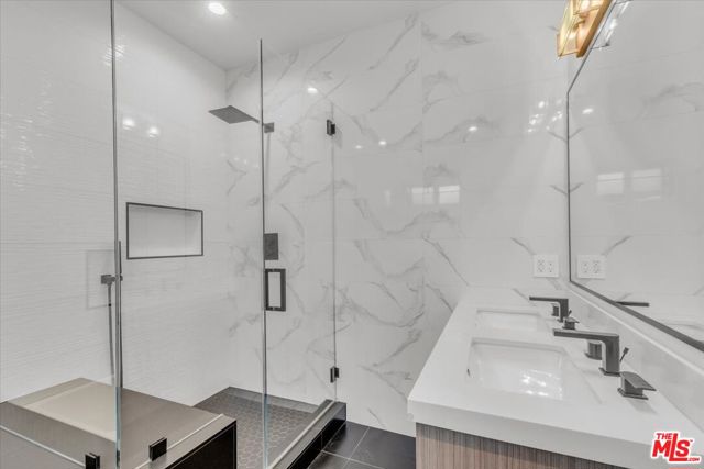 5456 Hazeltine Avenue, Sherman Oaks CA: https://media.crmls.org/mediaz/54fedbbb-01fe-4a15-a3d9-9ca1fe637239.jpg