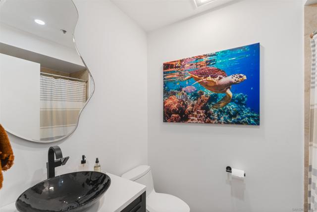 700 Front St, San Diego CA: https://media.crmls.org/mediaz/54ffd492-b6b7-421d-833c-9c575b7fa867.jpg