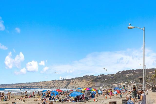 8263 Camino Del Oro, La Jolla CA: https://media.crmls.org/mediaz/5503e52b-0be7-4f14-afe1-cb4399926299.jpg