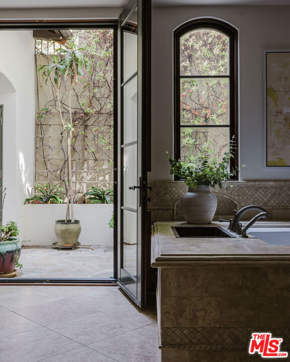 9301 Cherokee Lane, Beverly Hills CA: https://media.crmls.org/mediaz/55041e71-a6f5-4ac7-bbb8-f57c9368402c.jpg