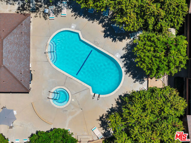 10220 De Soto Avenue, Chatsworth CA: https://media.crmls.org/mediaz/55043cfd-5e23-46f3-a65b-edbcf06ec900.jpg