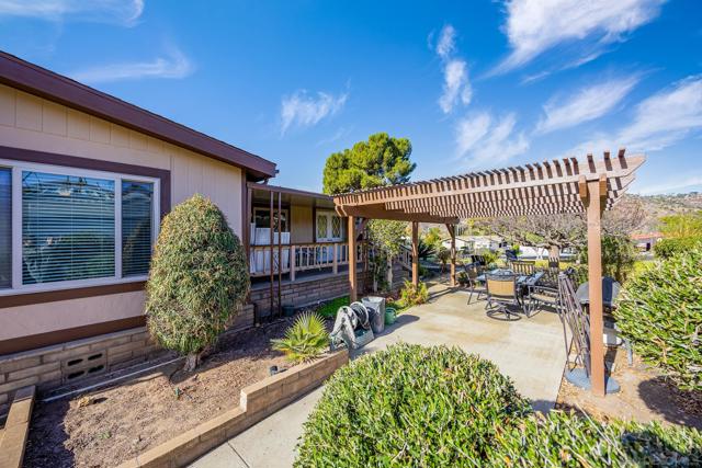 4650 Dulin Rd, Fallbrook CA: https://media.crmls.org/mediaz/55045228-b1a2-4158-b9d9-a9592e73f757.jpg