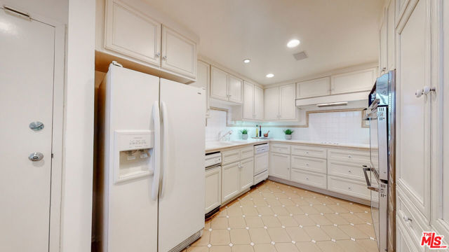5216 Yarmouth Avenue, 307 photo 8