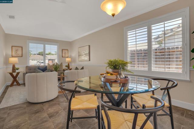 380 Claremont Dr, Brentwood CA: https://media.crmls.org/mediaz/5504b2c4-57ad-43e2-9051-43bf935f9b44.jpg