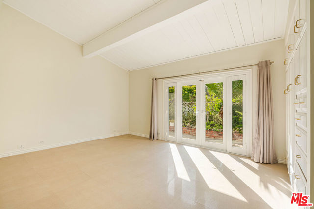 1200 El Hito Circle, Pacific Palisades CA: https://media.crmls.org/mediaz/550575e6-498f-4007-bdb3-7e10d1f49818.jpg