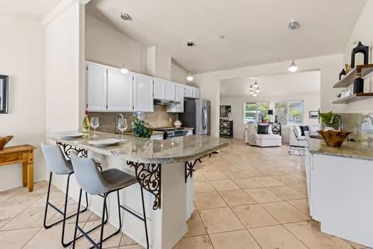 425 Alcalde Avenue, Monterey CA: https://media.crmls.org/mediaz/5505828b-75c1-4f5f-972e-421675c9437c.jpg