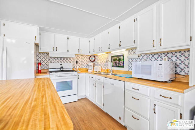 16740 Sunrise Road, Desert Hot Springs CA: https://media.crmls.org/mediaz/55058e29-0ea4-4a96-af5d-f9c9ca4058f9.jpg