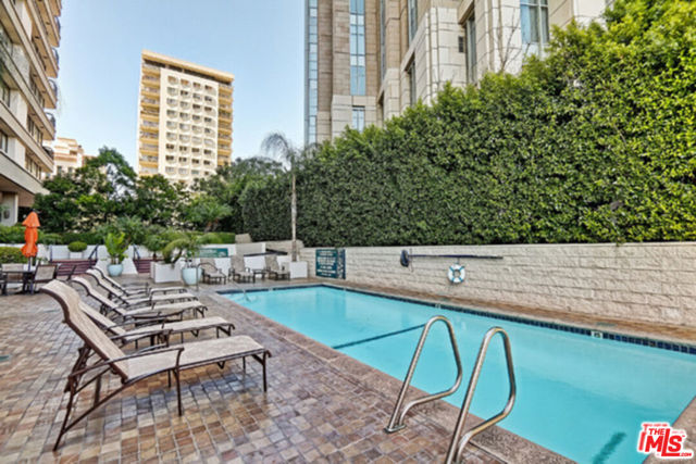 10790 Wilshire Boulevard, Los Angeles CA: https://media.crmls.org/mediaz/55072871-8810-4dde-a3ce-36fe532a06fb.jpg