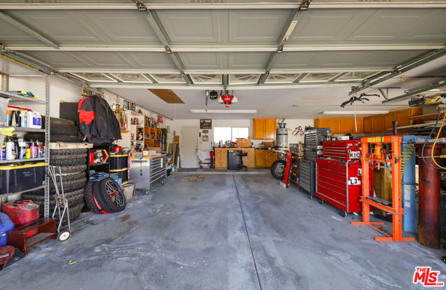 7200 Clifftop Way, Bakersfield CA: https://media.crmls.org/mediaz/55078b57-996e-4959-9fb2-4c60faf274d6.jpg