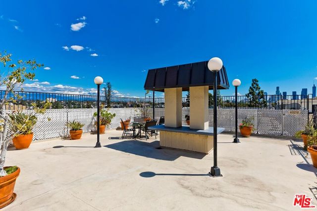 421 S La Fayette Park Place, Los Angeles CA: https://media.crmls.org/mediaz/55089e0c-17d0-48ce-b1b5-238295a5effb.jpg
