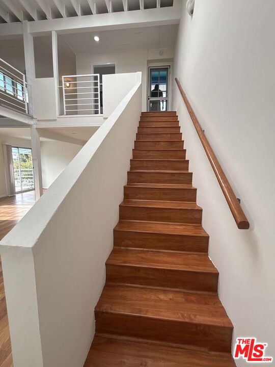 915 Broadway Street, Venice CA: https://media.crmls.org/mediaz/55091896-764d-4329-80d9-e7f1b81b6360.jpg