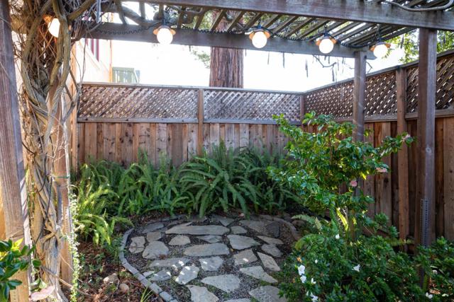988 Menlo Avenue, Menlo Park CA: https://media.crmls.org/mediaz/55092c56-5d30-4bc3-b153-58439c1ff95a.jpg