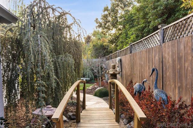 1059 Hymettus Ave, Encinitas CA: https://media.crmls.org/mediaz/55096351-ae85-4aff-bfcb-68a204460ed8.jpg