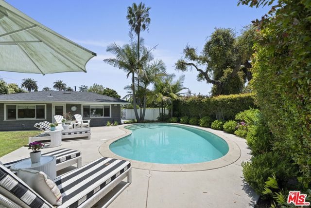 207 10th Street, Santa Monica CA: https://media.crmls.org/mediaz/550973c9-aa4d-440f-b20f-161b3300cebe.jpg