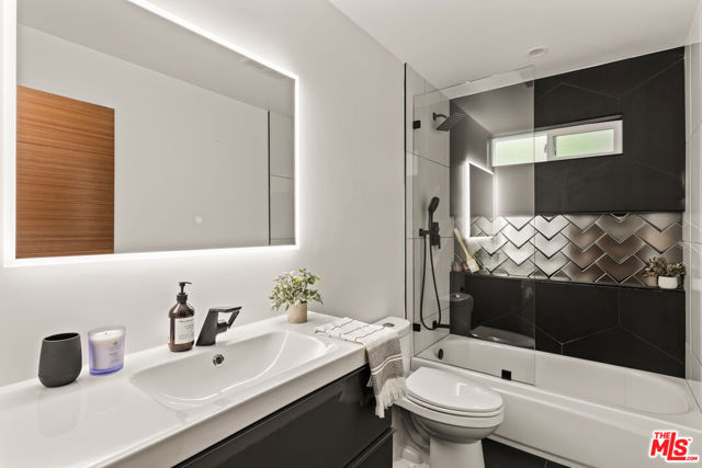 5831 Elba Place, Woodland Hills CA: https://media.crmls.org/mediaz/550a3017-9db8-49af-8d46-043857a40813.jpg