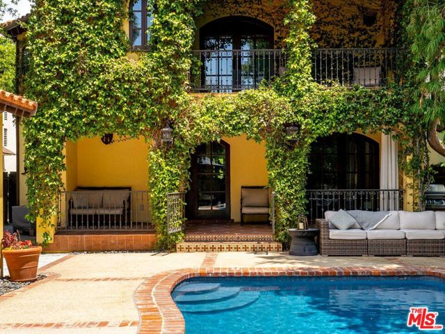 4057 Farmdale Avenue, Studio City CA: https://media.crmls.org/mediaz/550a5de9-4366-4471-91c5-d04f25ce0791.jpg