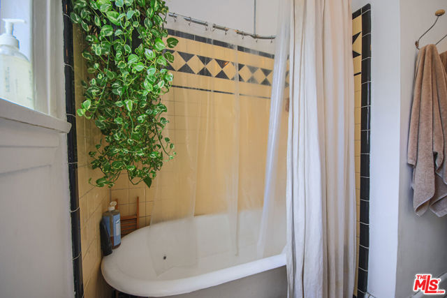 132 N Avenue 57, Los Angeles CA: https://media.crmls.org/mediaz/550ca972-493f-46b0-b921-2e4a75b68ee7.jpg