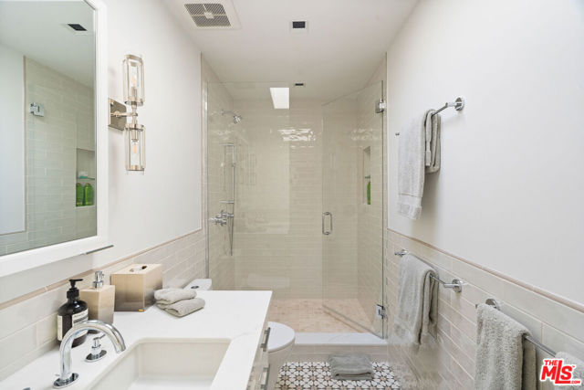 Image 44 of 72 For 705 Palisades Beach Road