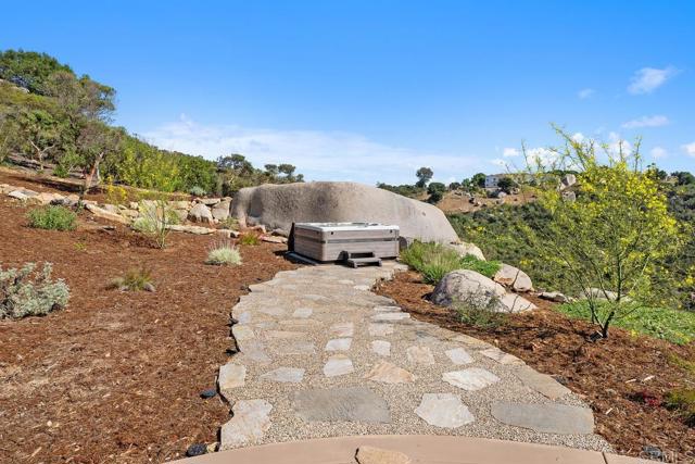 10027 Tall Oak Drive, Escondido CA: https://media.crmls.org/mediaz/550f3145-2aea-4c0c-939f-cb4a613ce76f.jpg