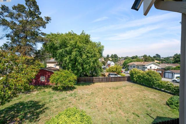 2200 Peach St, Pinole CA: https://media.crmls.org/mediaz/550fa5c0-018b-4901-a0f0-16b78b3c40da.jpg