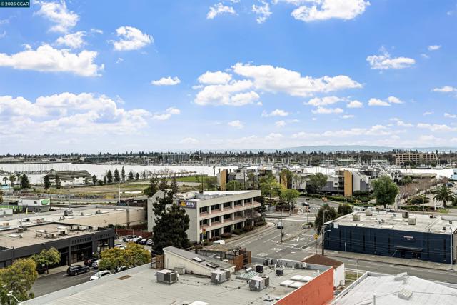 311 Oak St, Oakland CA: https://media.crmls.org/mediaz/550fe839-a7ac-4c81-b0e8-bee95542ee6d.jpg