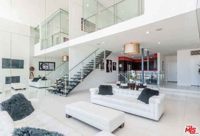5205 Ocean Front Walk, Marina del Rey CA: https://media.crmls.org/mediaz/5512dfc1-d96f-4030-9f47-67258f682621.jpg