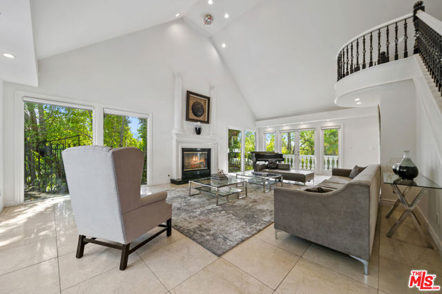 16221 Elisa Place, Encino CA: https://media.crmls.org/mediaz/55131e47-1f8b-4cee-8cab-46f0e8cfd062.jpg