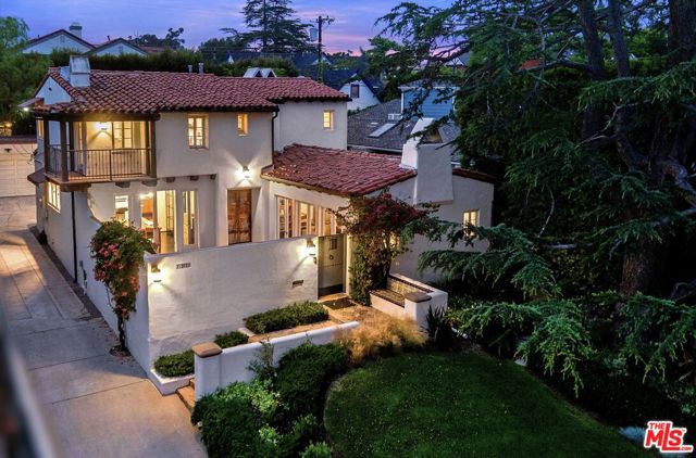 331 S Medio Drive, Los Angeles CA: https://media.crmls.org/mediaz/5513d3b0-8afb-4555-a52c-92914941fc3f.jpg