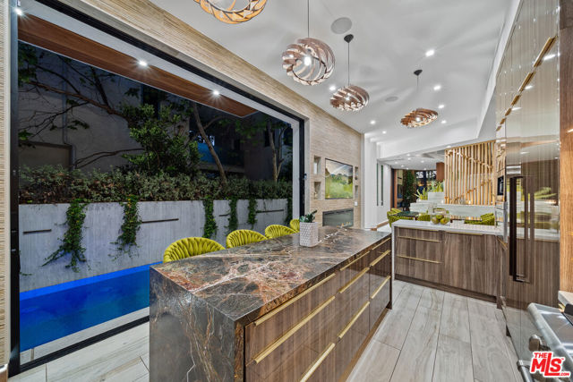 836 California Avenue, Venice CA: https://media.crmls.org/mediaz/5513e8f6-e71c-4974-a528-ef48e0e3a896.jpg