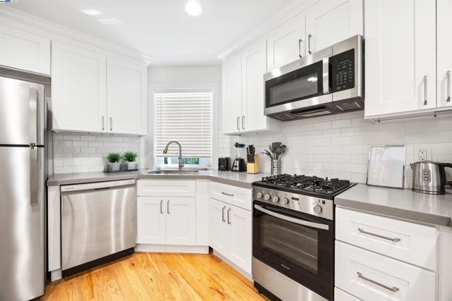 2060 San Antonio Ave, Alameda CA: https://media.crmls.org/mediaz/55145781-45c2-4697-8e75-724149fbd81d.jpg