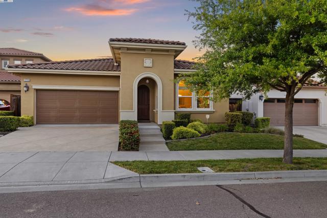 2715 Palatino Ct, Dublin CA: https://media.crmls.org/mediaz/55145fa5-02bd-4bc7-8207-7cb0ac75dc56.jpg