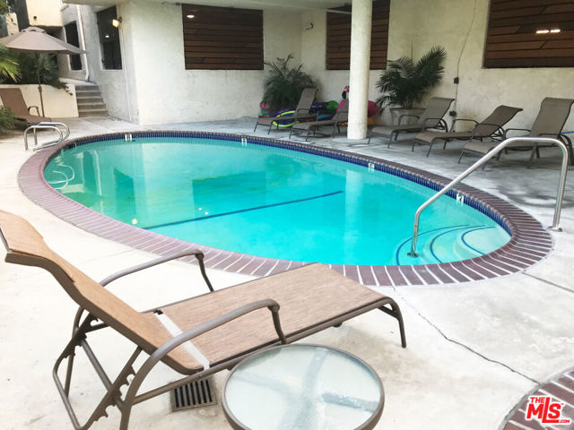 8400 De Longpre Avenue, West Hollywood CA: https://media.crmls.org/mediaz/55148df4-dcec-49e9-aa41-f13f7cb8859c.jpg