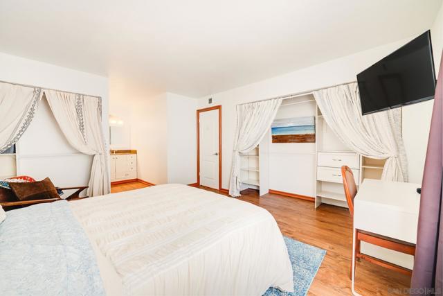 6433 La Paloma Street, Carlsbad CA: https://media.crmls.org/mediaz/5515b2b9-afdc-48d7-8973-294a0c8e8277.jpg