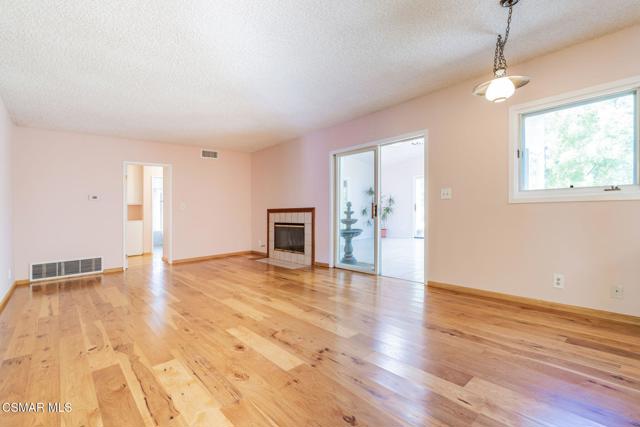 2085 Rayshire Street, Thousand Oaks CA: https://media.crmls.org/mediaz/5515eb9e-be6c-4232-b18b-6c6cf30adf30.jpg